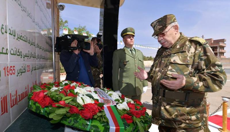 بالصور.. قايد صالح يترحم على روح الشهيد “شيحاني بشير”