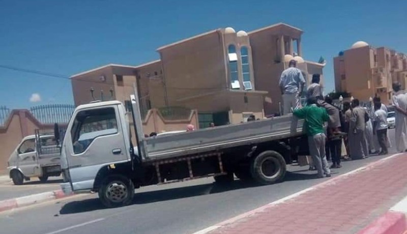مقصون من قفة رمضان يغلقون الطريق أمام المجمع الإداري لبلدية الوادي