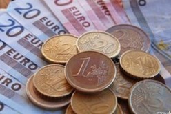 اليورو ينزل لأدنى مستوياته في الأسابيع الست الأخيرة  بعد موافقة اليونان على خطة الإنقاذ