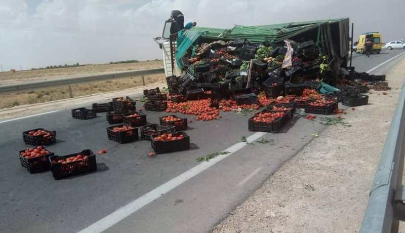 جريحان في إنحراف وإنقلاب سيارة سياحية وشاحنة بالنعامة