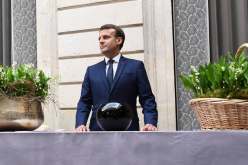 ماكرون يصل إلى بيروت ويُغرد: لبنان ليس وحيدا