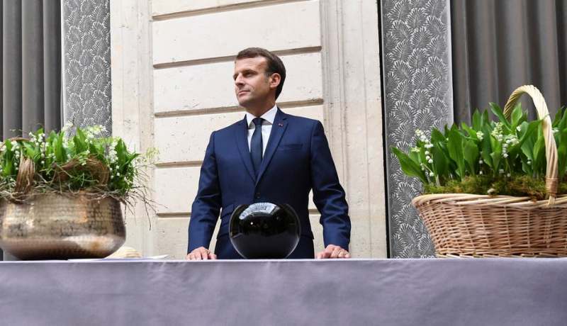 ماكرون يصل إلى بيروت ويُغرد: لبنان ليس وحيدا