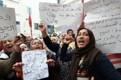 المئات يتظاهرون في تونس مطالبين بزيادة الرواتب