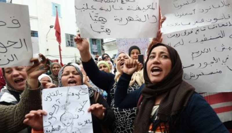 المئات يتظاهرون في تونس مطالبين بزيادة الرواتب
