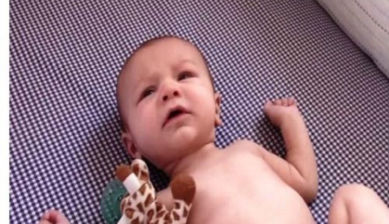 فيديو لطفل يعطس 100 مرة في 90 ثانية