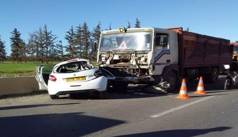 البويرة: 3 جرحى في إصطدام سيارة بشاحنة نصف مقطورة