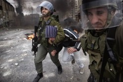 الاحتلال الإسرائيلي يعتدي على شاب فلسطيني ويعتقل آخرين في الخليل