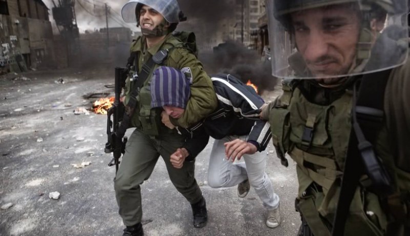 الاحتلال الإسرائيلي يعتدي على شاب فلسطيني ويعتقل آخرين في الخليل