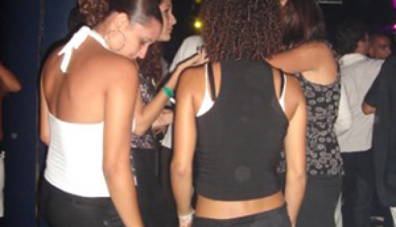 “النهار” تقتفي آثار عبثية فرسان الليل في ملاهي العاصمة:الشواطئ للبسطاء والمعذبين في الأرض، وليل كباريهات عين طاية وسركوف لكبار المسؤولين وأبنائهم