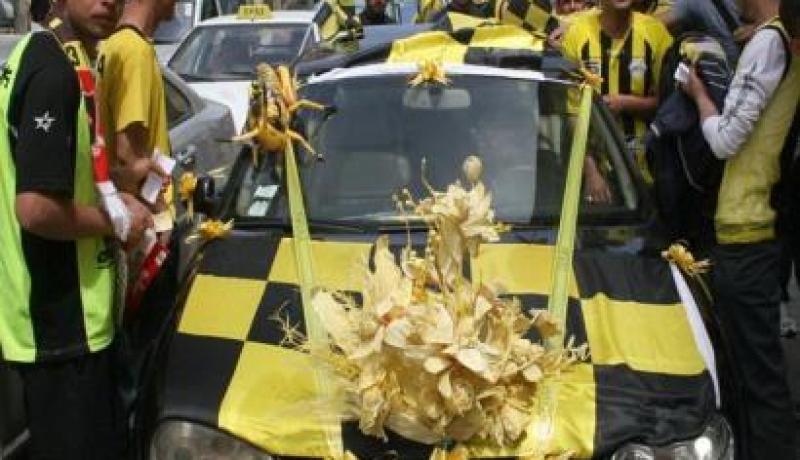 الجــراد يــأكل لحم لحلو