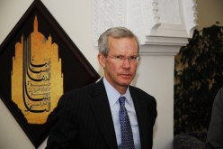 في الصورة دافيد ولتش مساعد كاتبة الدولة الأمريكي، وفي الخلفية لوحة من الذكر الحكيم، تتضمن دعاء يحفظه المسلمون عن ظهر قلب، الصورة مأخوذة من بيت السفير الأمريكي بالجزائر أمس..