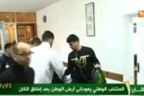 بالفيديو.. لاعبو الخضر يصلون إلى الجزائر ويرفضون التحدث مع الصحافة