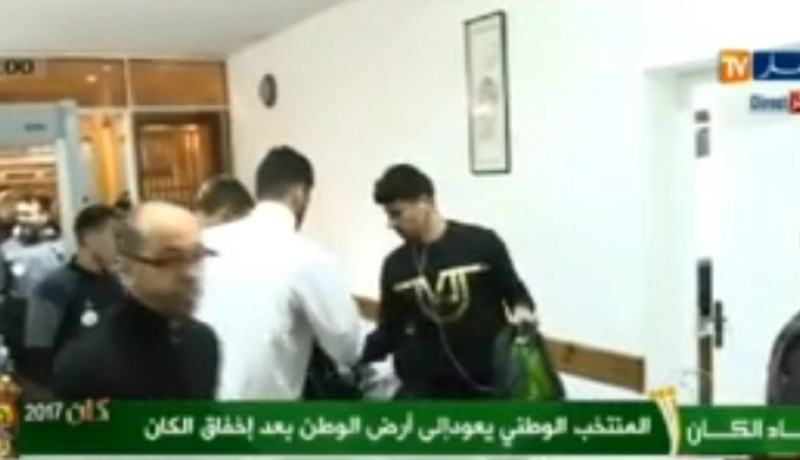 بالفيديو.. لاعبو الخضر يصلون إلى الجزائر ويرفضون التحدث مع الصحافة