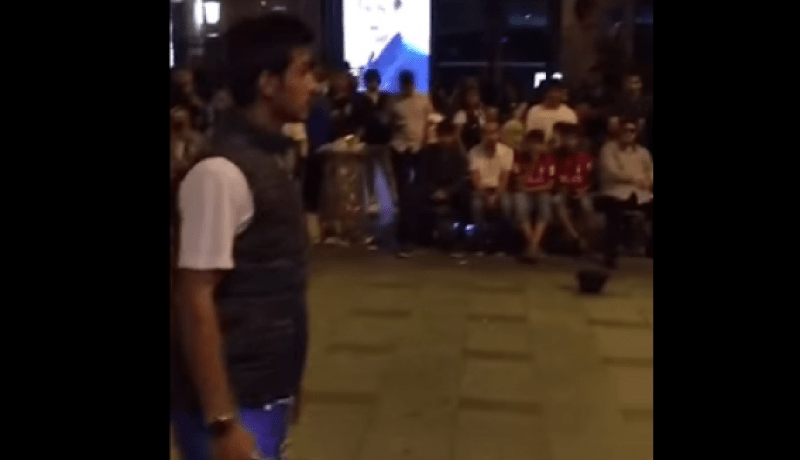 بالفيديو ماذا فعل شاب مسلم خلال حفلة غناء بفرنسا