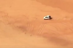 شاهد.. حادث يتسبب بتطاير سيارة وصاحبها من أعلى مرتفع رملي