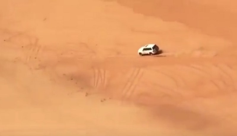 شاهد.. حادث يتسبب بتطاير سيارة وصاحبها من أعلى مرتفع رملي