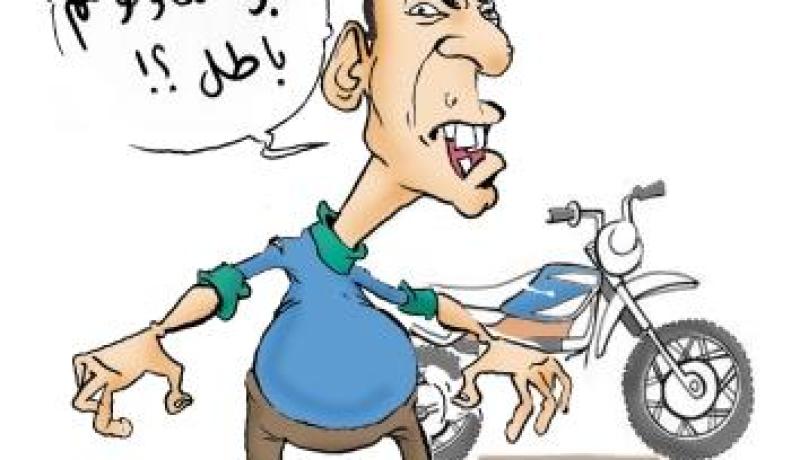 شابان يسرقان دراجة نارية صاحبها طلب منهما دفعها