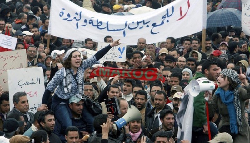 عشرات الآلاف من المغربيين يتظاهرون لإسقاط الملك