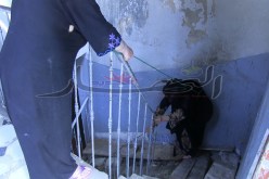 مواطنون يعيشـون في عمارة مــــن دون سلالم والحْبيلـة لدخـول المنازل
