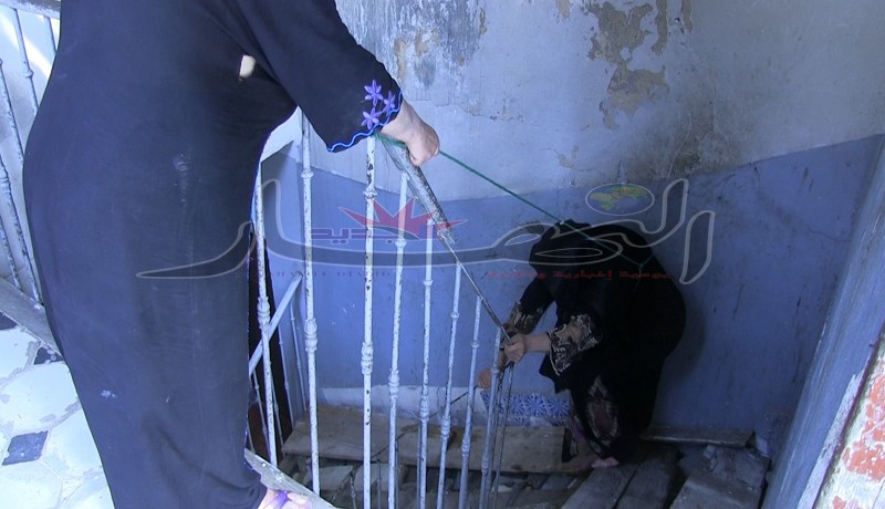 مواطنون يعيشـون في عمارة مــــن دون سلالم والحْبيلـة لدخـول المنازل
