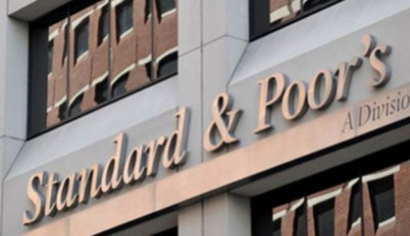 وكالة ستاندرد اند بورز تخفض التصنيف الائتماني لمصر مع آفاق سلبية