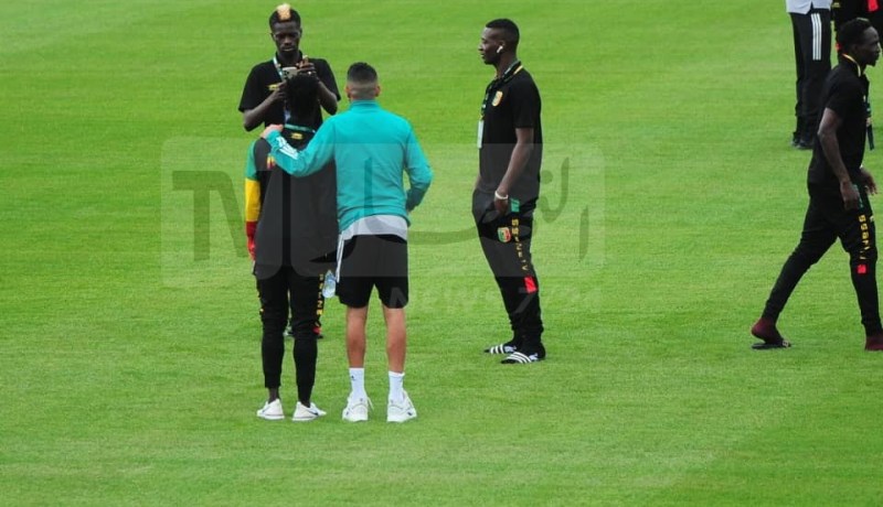 بالصور.. عناصر المُنتخب المالي تلتقط صور تذكارية رفقة محرز