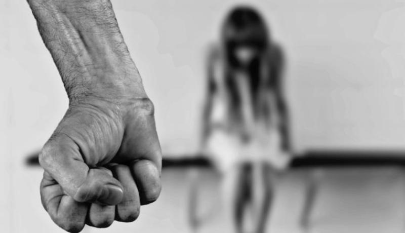 حتى والدتي لم تسلم من زوجي.. هوايته نهش الأعراض