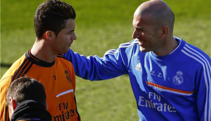 زيدان.. رونالدو باق في مدريد ولا أريد إزعاج الدون