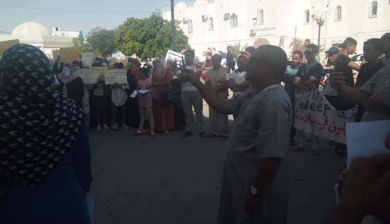 الوادي.. وقفة احتجاجية للطاقم الطبي لمستشفى الام والطفل للمطالبة بالإفراج عن زملائهم المحبوسين