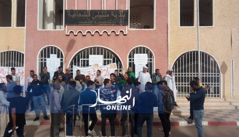 بالصور.. عشرات المواطنين يغلقون مقر بلدية متليلي بسبب مطالب اجتماعية بغرداية