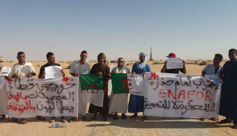 الوادي : خريجو الشهادات البترولية في إعتصام أمام شركة “اينافور” بدوار الماء الحدودية