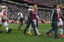 بالفيديو لاعبوا اجاكس الهولندي يدخولون أرضية الملعب مع امهاتهم