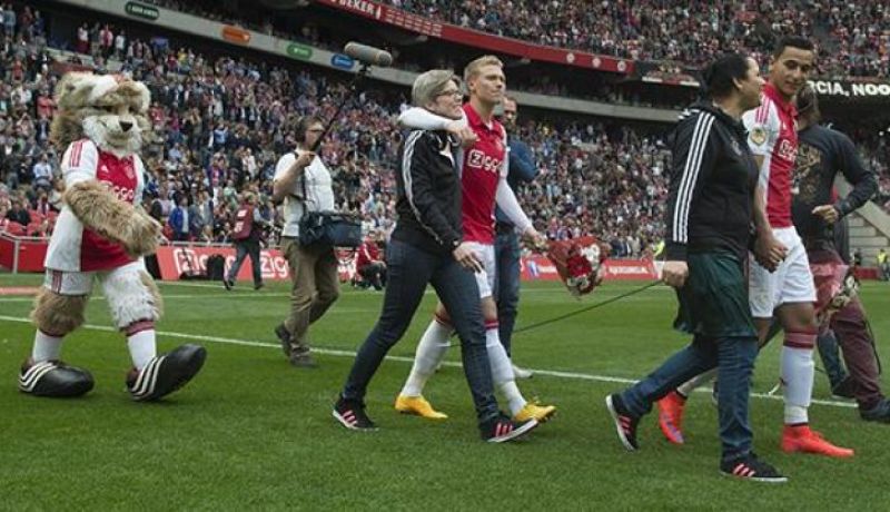 بالفيديو لاعبوا اجاكس الهولندي يدخولون أرضية الملعب مع امهاتهم