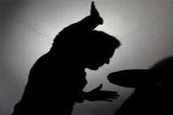 شاب يعتدي على والدته بالضرب لأنها أسقطت هاتفه النقال