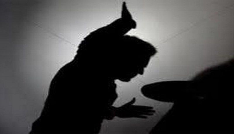 شاب يعتدي على والدته بالضرب لأنها أسقطت هاتفه النقال