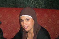 الشابة يمينة تجري  عملية جراحية دقيقة في رأسها