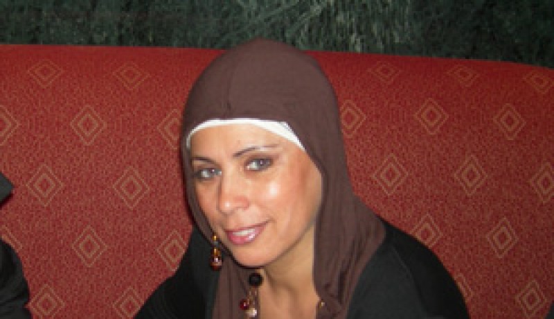 الشابة يمينة تجري عملية جراحية دقيقة في رأسها