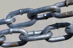 يعتدي بالضرب على “نسيبتو” بسلسلة حديدية لأنها منعته من رؤية زوجته!