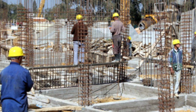 الأمين العام لفيدرالية عمال البناء والأشغال العمومية لـ”النهار”:إدماج 7 آلاف عامل مؤقت في مناصب عمل مستقرة من أصل 9 آلاف عامل و 6 آلاف دج منحة الأكل بالنسبة لعمال الأشغال العمومية و170 دج منحة النقل لعمال البناء والأشغال العمومية يوميا