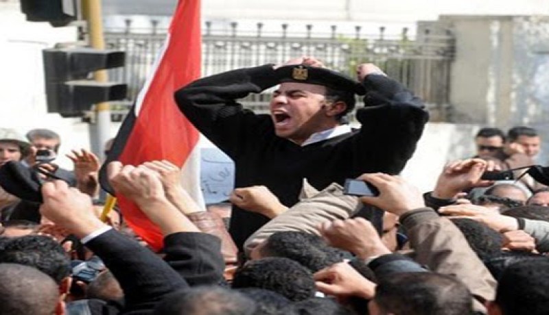 مئات الاشخاص يقطعون الطريق بشرم الشيخ بسبب الانفلات الأمني