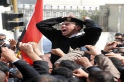 مئات الاشخاص يقطعون الطريق بشرم الشيخ بسبب الانفلات الأمني