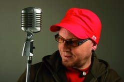 الشاب بلال يدعو جمهوره إلى مقاطعة شريط مسيء له سيصدر في الأسواق قريبا!