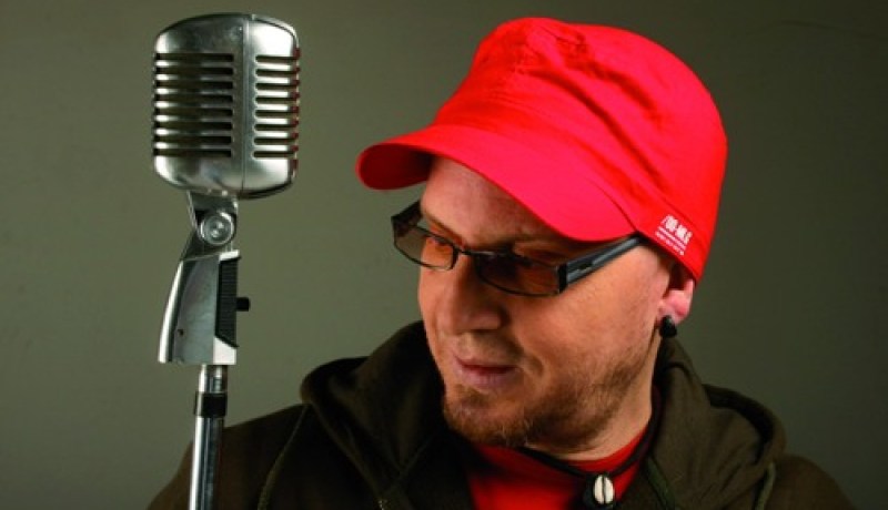 الشاب بلال يدعو جمهوره إلى مقاطعة شريط مسيء له سيصدر في الأسواق قريبا!