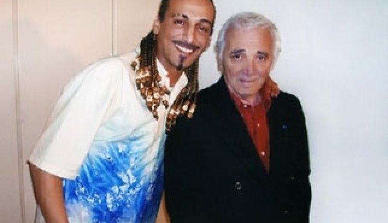 الشاب طارق يعيد أغاني شارل أزنافور ويشاركه الكليب