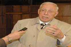 شريف عباس‮ ‬يمنع اللغة الفرنسية