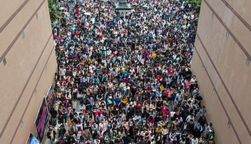 بالصور.. وظيفة واحدة  يتقدم 10 آلاف صيني