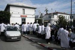 شـــــاب متابــــــع بتعديـــــه علـــــى طبيــــــب فلسطينــــــي بمستشفــــــى مصطفــــــى باشــــــــا