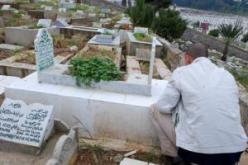 المقابر تنتهك حرمتها في الأعياد بالمتبرجات والمراهقين المعاكسين