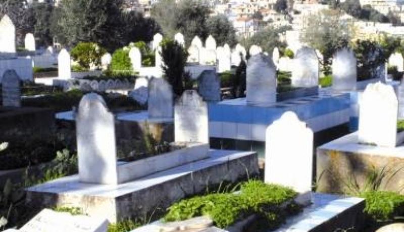 مجنون يفتح قبر امرأة ويخرج جثتها بخنشلة