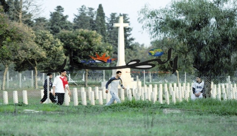 شباب‮ ‬ينتهكون حرمة الموتى ويلعبون مباراة كرة قدم بمقبرة العالية